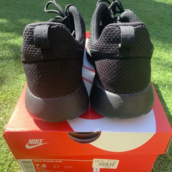 NIB Black Nike Roshe - Picture 2 of 3